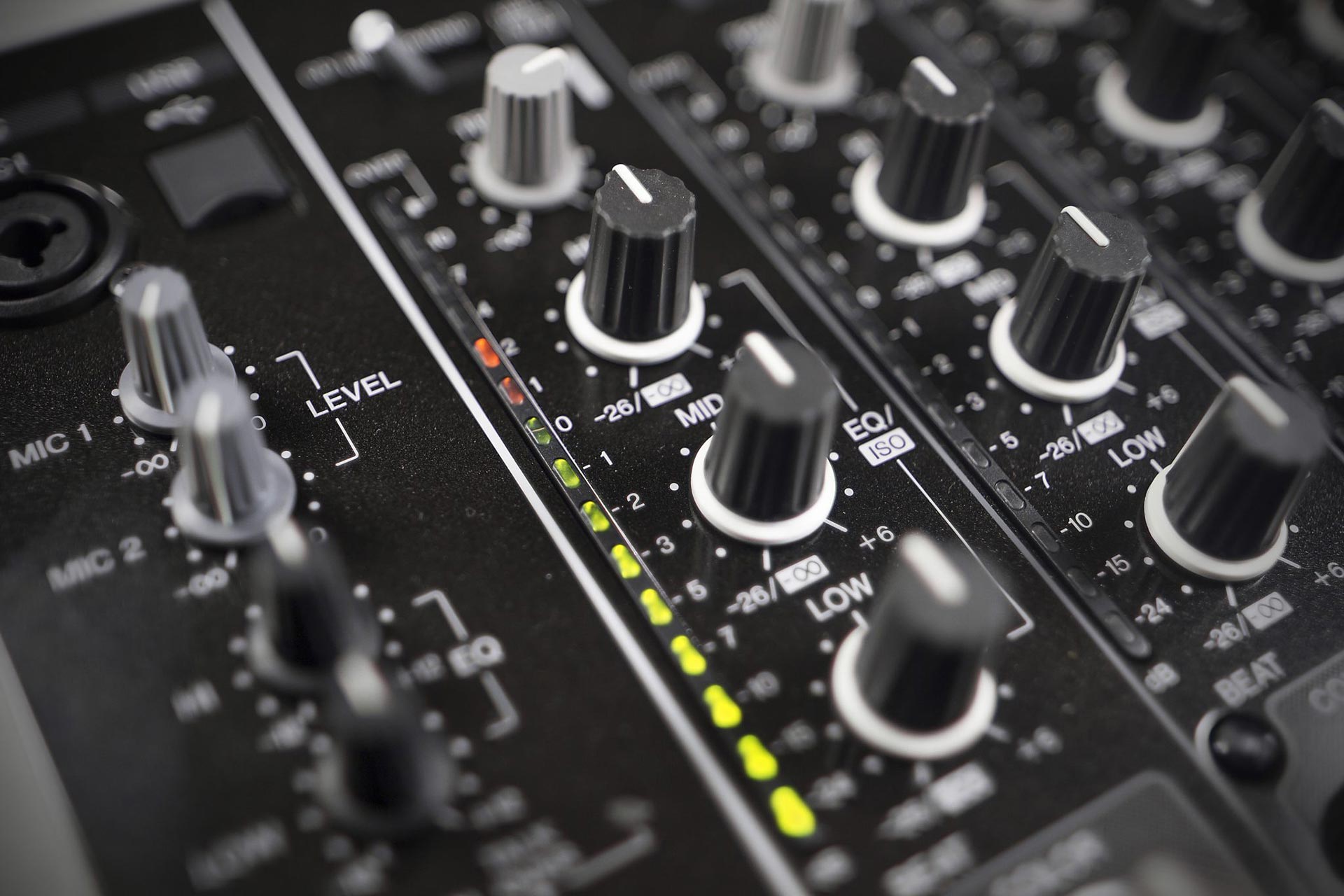 The EQ Series DJM850 Image