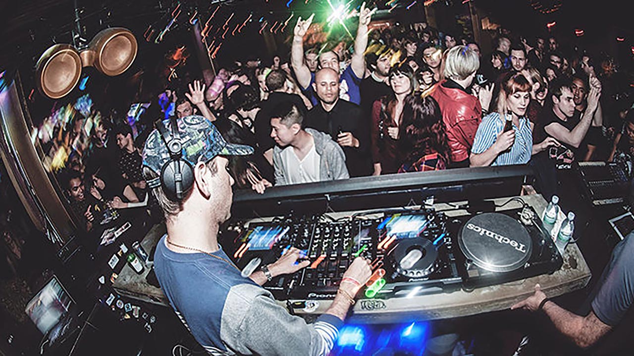 5 Best Ways To Get DJ Gigs In 2023